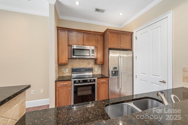 Building Photo - 5425 Closeburn Rd