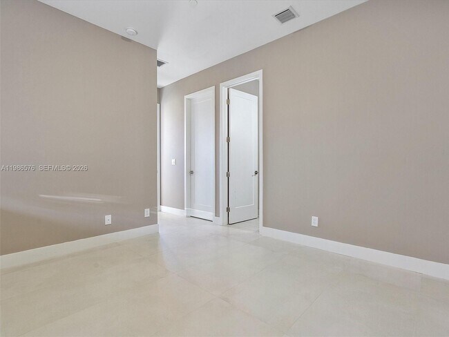 Building Photo - 626 NE 12th Ave