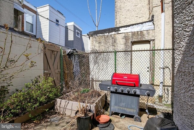 Building Photo - 1910 N Howard St