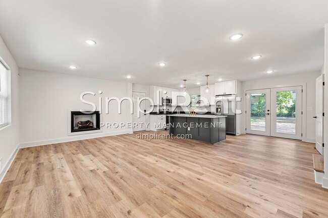 Building Photo - Newly Renovated 4/2.5 Home For Rent / First Month Free!