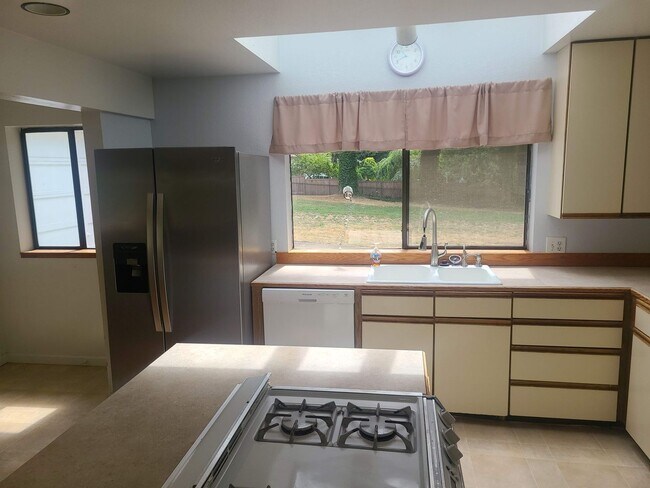 Building Photo - 5 Bedroom 3.5 Bathroom in Bothell (North C...