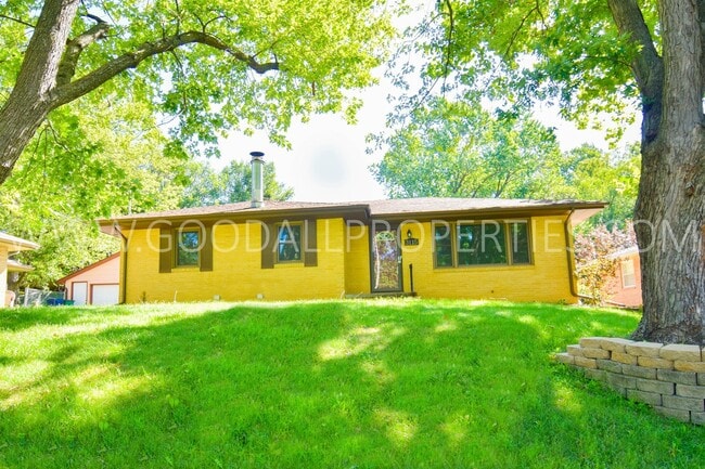 Building Photo - Charming 3 Bedroom, 2.5 Bath Ranch Style H...