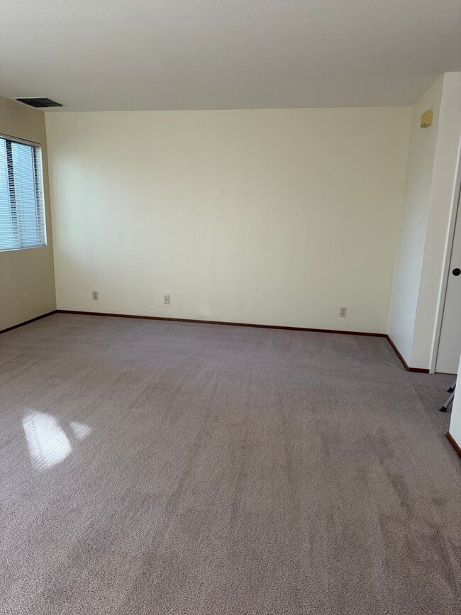 Building Photo - Jackson Townhome