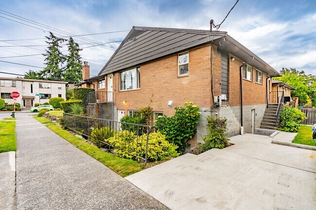 Building Photo - Charming Ballard  Daylight One Bedroom Plu...