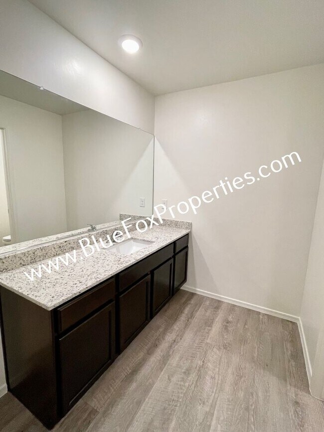 Building Photo - 12854 N Peony Dr