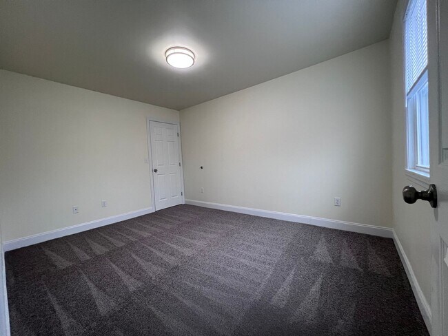 Building Photo - Updated 5BR 3bath house with off street parking!