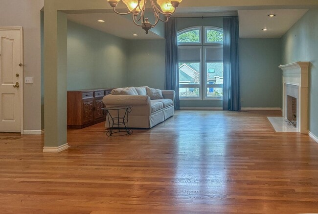 Building Photo - Arranmore 2 Bedroom with Den Available Now !