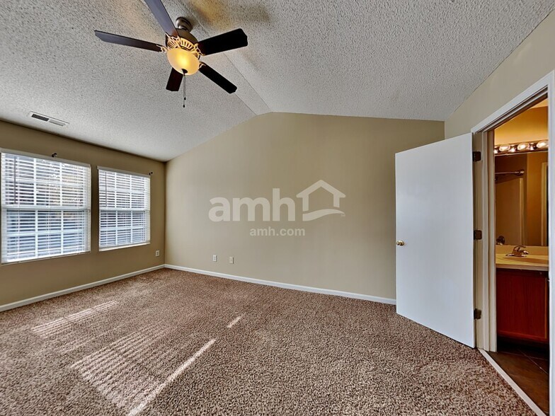 Building Photo - 136 N Honey Springs Ave