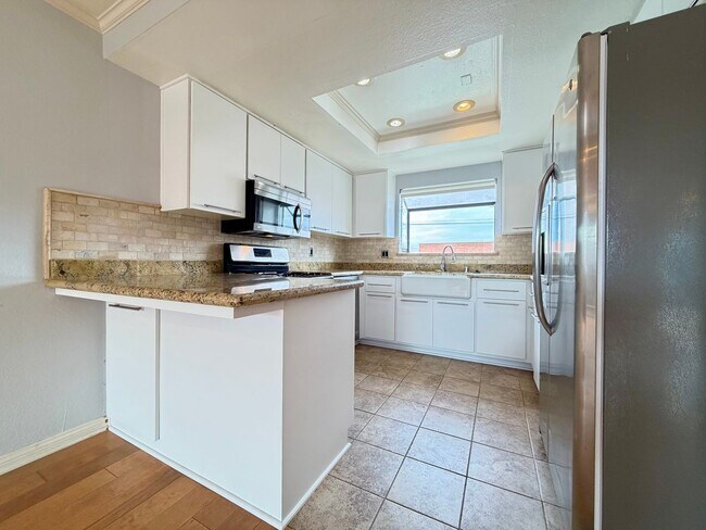 Building Photo - 2 Bed / 2.5 Bath Tri-Level Townhome – Gated Community in North Redondo Beach (Torrance PO)