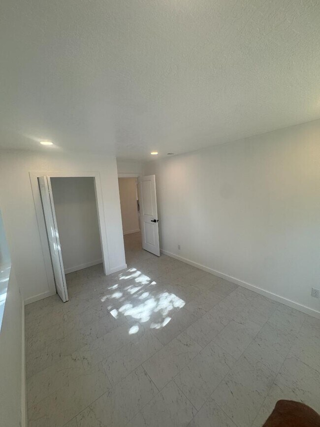 Building Photo - 11216 Baja Dr NE