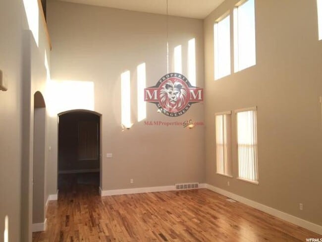 Building Photo - Beautiful 4 Bd 2.5 Bath Home in Sandy