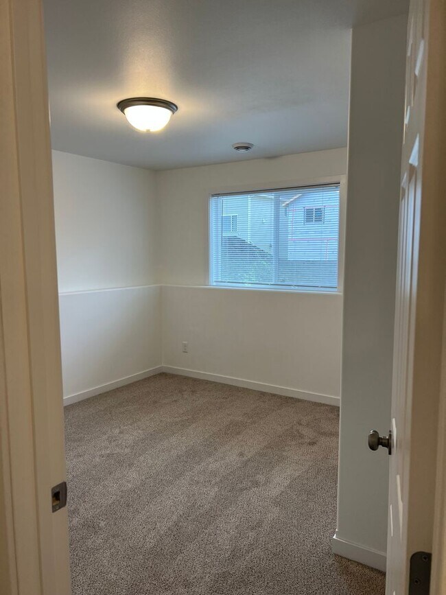 Building Photo - 3 Bed 2.5 Bath Single Family Home