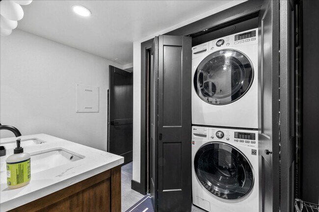 Building Photo - Fully Furnished Luxury Executive Rental
