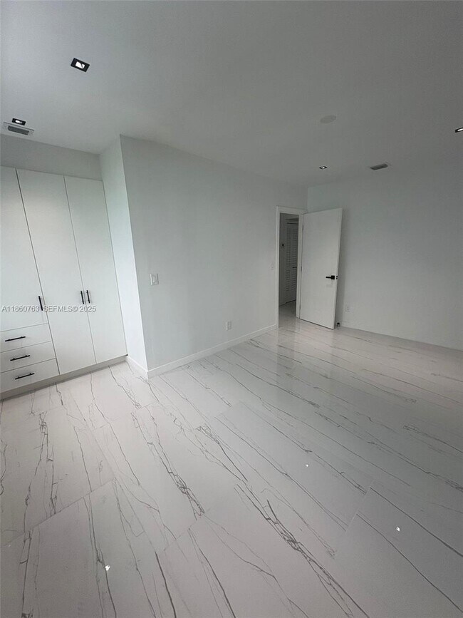 Building Photo - 1155 102nd St