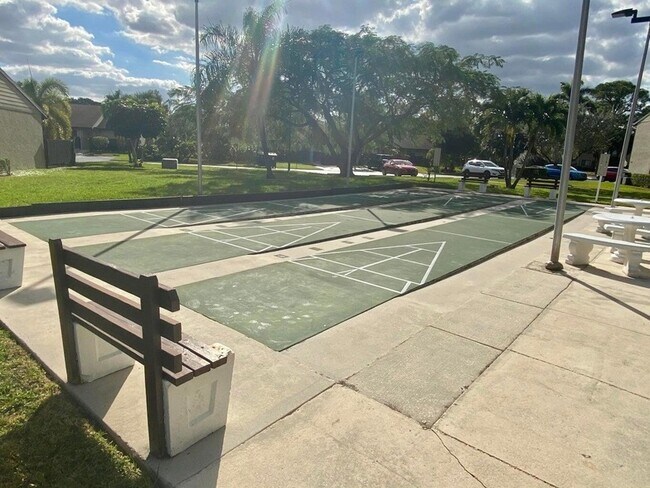 Building Photo - 536 Shady Pine Way