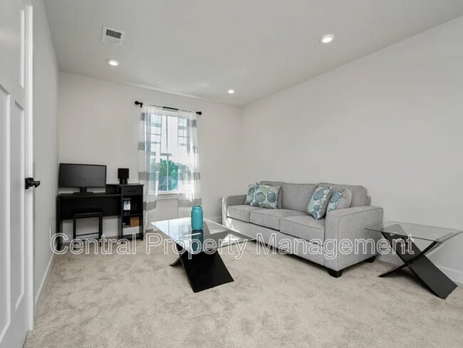 Building Photo - 200 Hollythorpe Ln