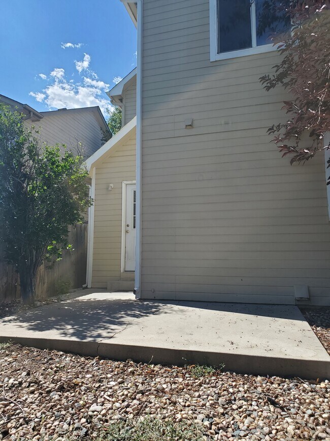 Building Photo - 730 Ponderosa Dr