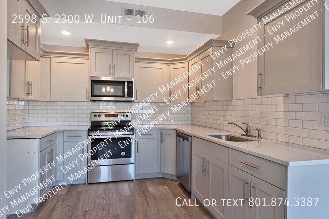 Building Photo - Beautiful 3 Bed, 2.5 Bath Town Home Locate...