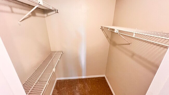 Building Photo - Available NOW! Charming 2 BD / 2 BA in Orl...