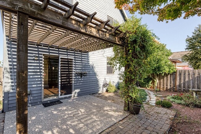 Building Photo - Delightful 4-Bedroom, 2.5-Bath Home in the...