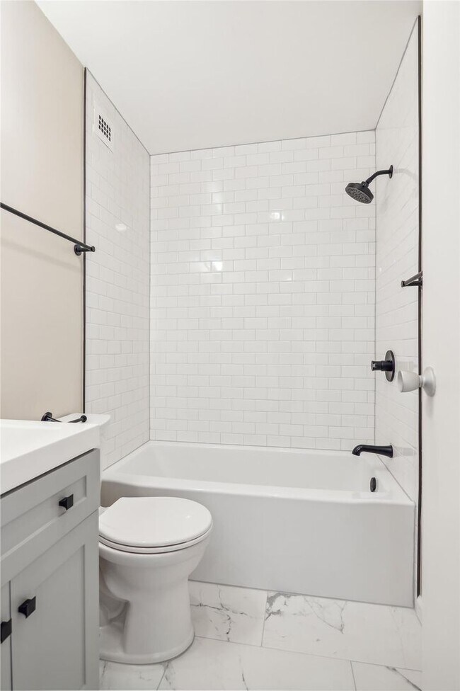 Building Photo - Spacious 1br/1bth Condo minutes from Downtown Silver Spring!