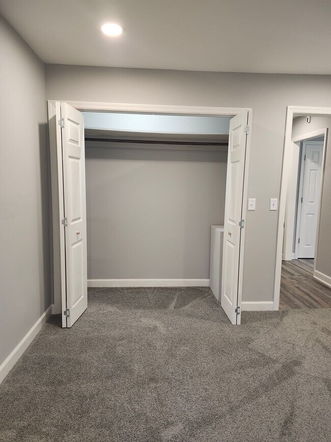 Building Photo - 2 bedroom 1 bath fully updated home in Eas...