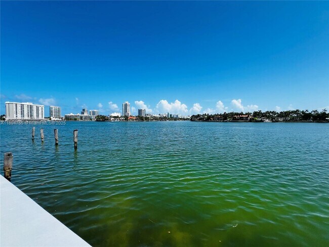 Building Photo - 946 Bay Dr