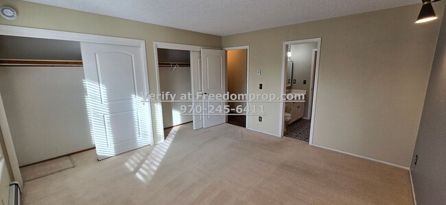 Building Photo - Updated 2 bedroom 2 bath Townhouse in central Grand Junction