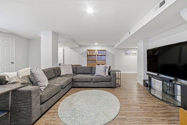 Building Photo - 659 Moody St