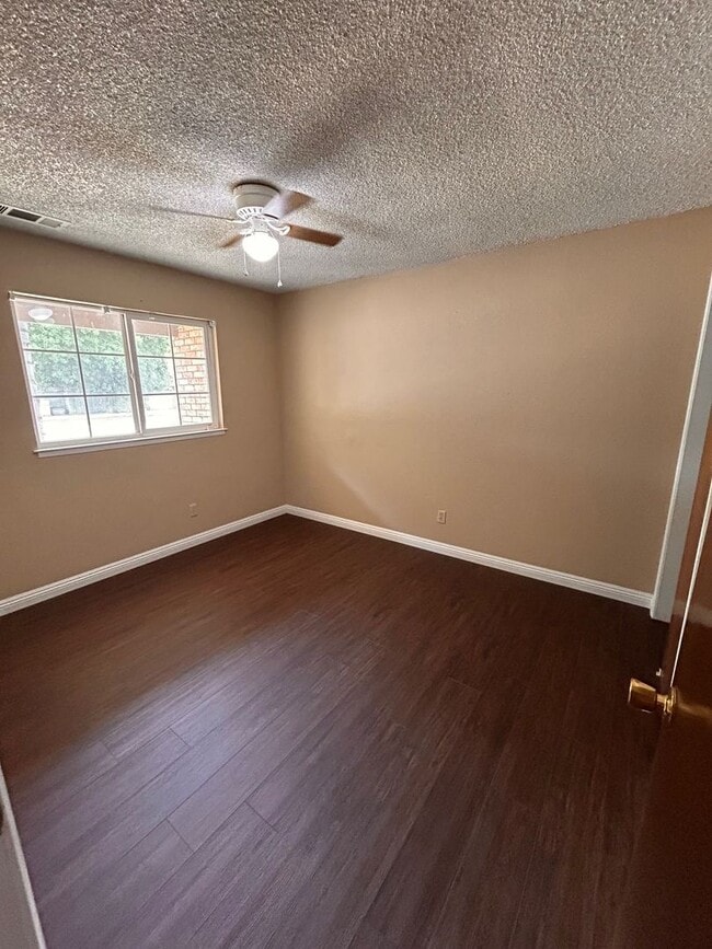 Building Photo - Cute home for rent in Tulare