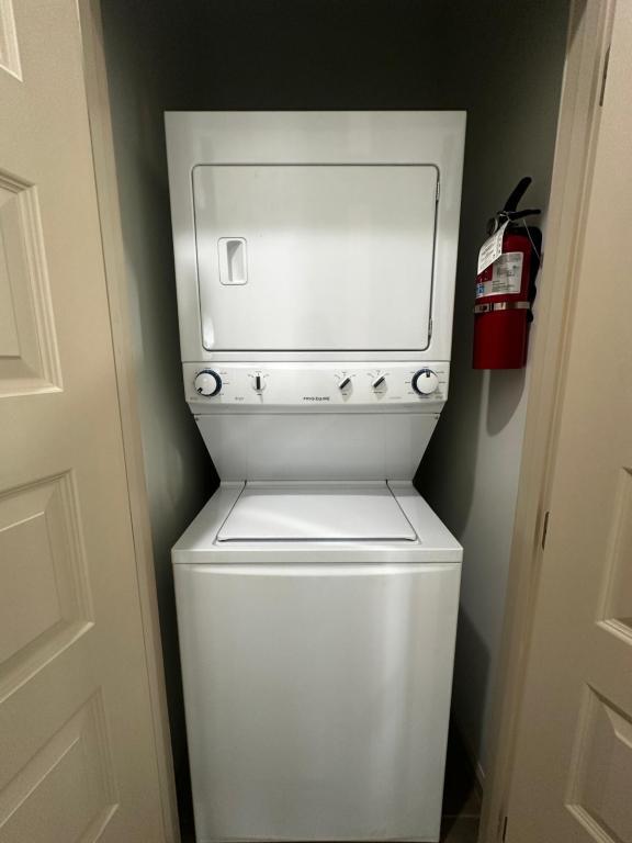 Building Photo - 609 N Emerald Ave