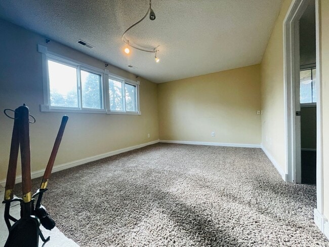 Building Photo - 3 bed/2 bath Sweet Townhome In Brooklyn Pa...