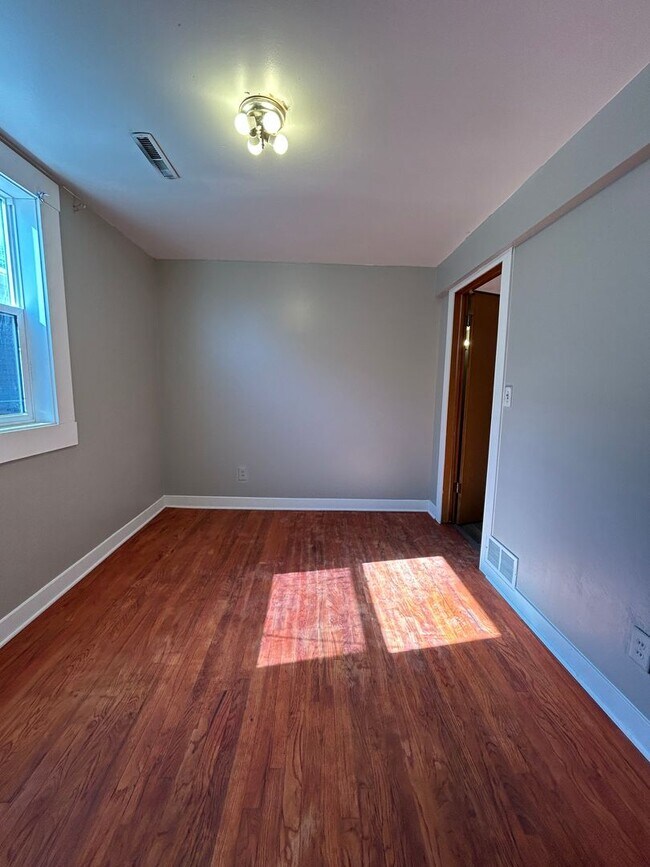 Building Photo - Black Milvus Rentals (6201 S. 42nd St.)