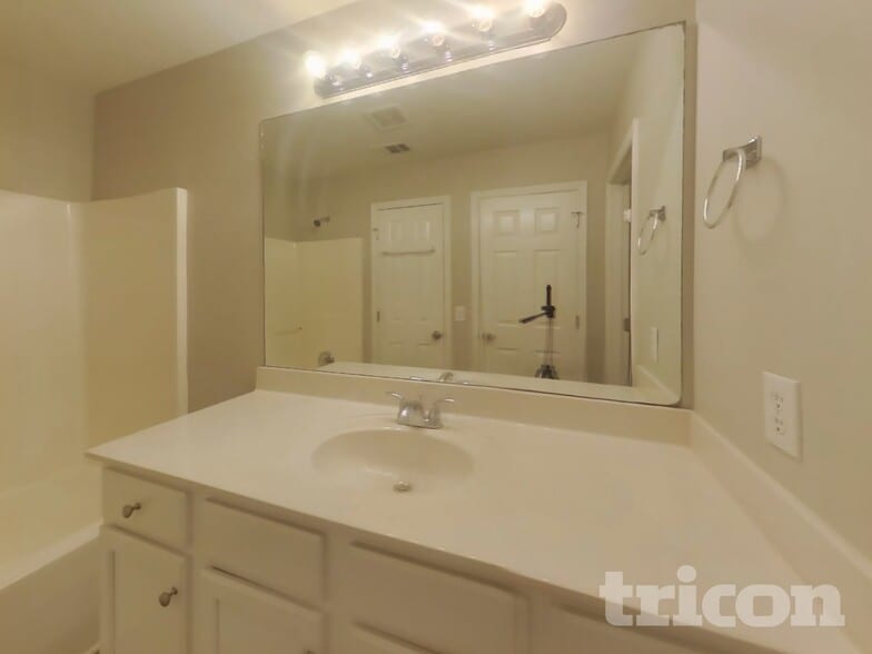 Building Photo - 320 Providence Rd