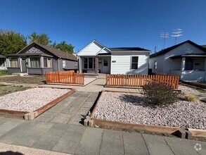 Building Photo - Adorable 4 Bedroom 2 Bathroom Single Famil...