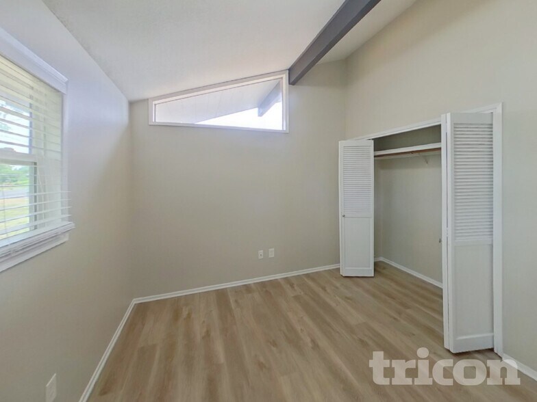 Building Photo - 4201 NE 51st St