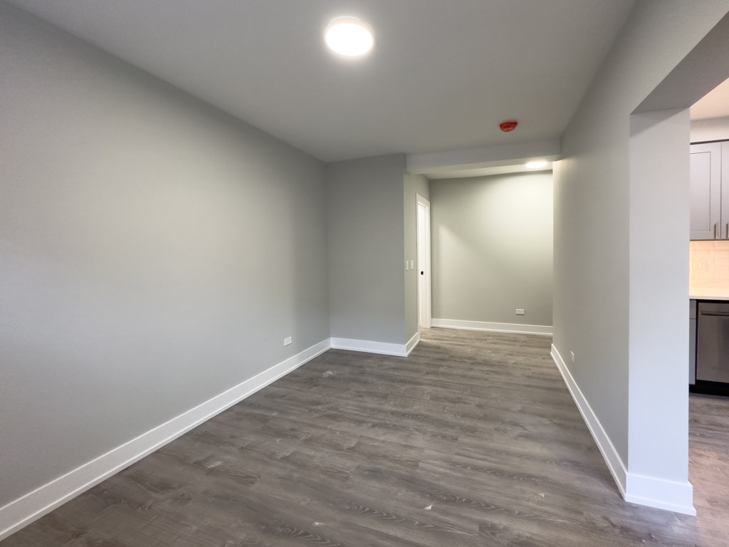 Building Photo - 545 W Belmont Ave