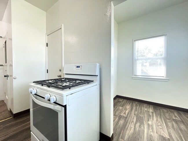 Building Photo - 1 bed, 1 bath located in Corona!