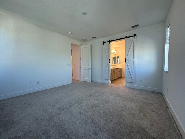 Building Photo - Spacious 4 Bed 2.5 Bath Home in Mountain House with Solar!