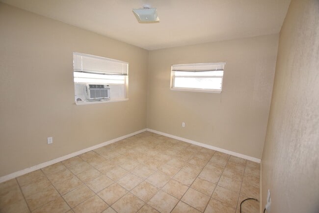 Building Photo - 1031 Royal Palm Ave