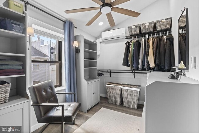 Building Photo - 526 E Thompson St