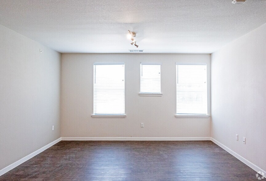 Building Photo - 3300 Oak Creek Dr