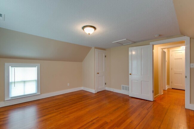 Building Photo - Country House in the Rock Creek School Dis...
