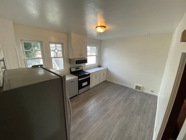Building Photo - Epic REA - Spacious Light-filled Corner House 4BD/ 2BA