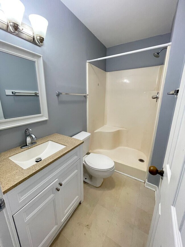 Building Photo - Updated, spacious 4br 2ba condo within wal...