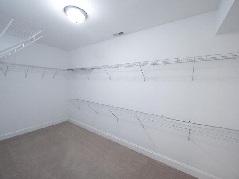 Building Photo - 6812 N Wolcott Ave