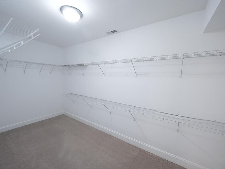 Building Photo - 6821 N Wolcott Ave