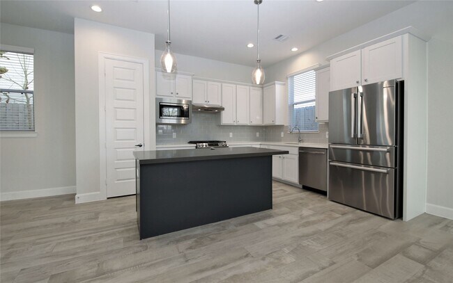 Building Photo - 506 W Donovan St