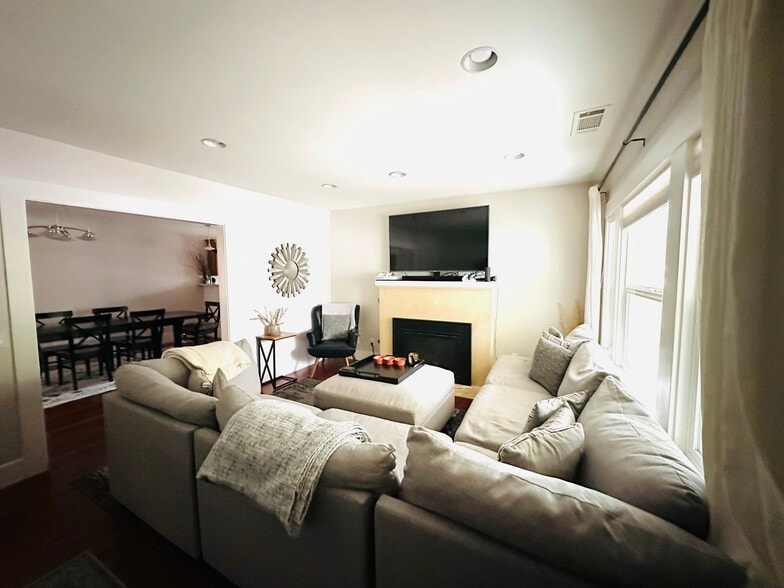 Living Room - 504 Montgomery St