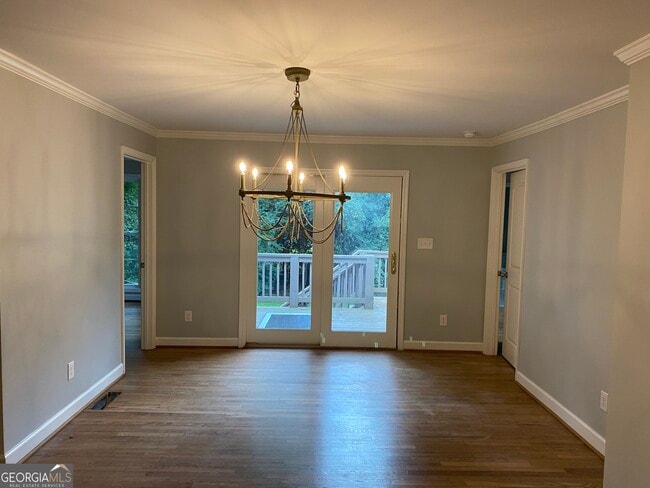 Building Photo - 2021 Woodbine Terrace NE